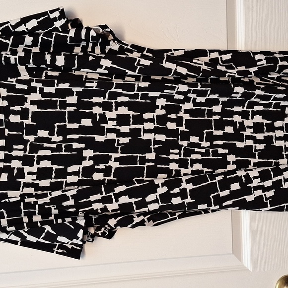 o Merona Black and White Graphic Blouse Size 2 - Picture 3 of 3